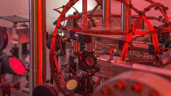 Bose_einstein-robot-yapay_zeka-robotlar-bilim_insanı
