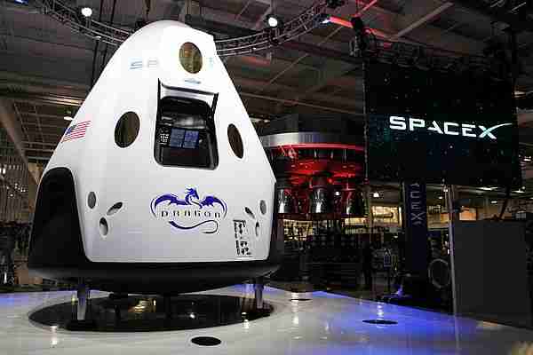 Amerikalı astronotları uzay istasyonuna taşıyacak olan Dragon 2 kapsülünün maketi.