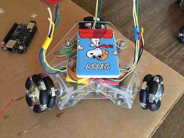 İşte 3 kollu, 3 tekerlekli, 3 motorlu robot ve USB telefon pilleri.