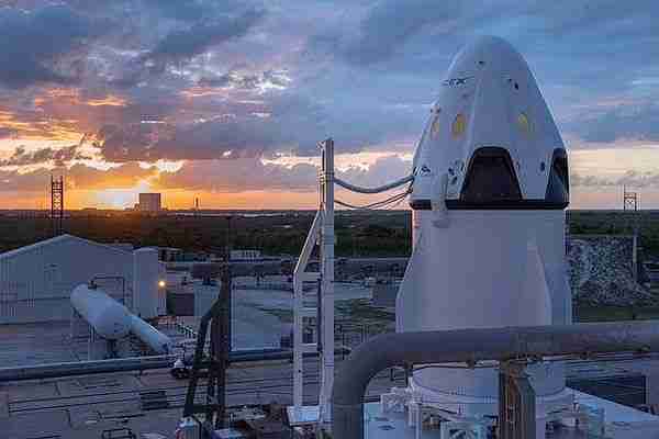 SpaceX roketi uzaya taşıması gereken Facebook internet uydusuyla birlikte yerde patladı. Zuckerberg kazayla ilgili hayal kırıklığını ifade ederek uzaydan internet yayını yapmaktan vazgeçtiklerini ve dronlarla havadan internet yayını yapacaklarını söyledi. Peki bu kaza Elon Musk’ı nasıl etkileyecek?